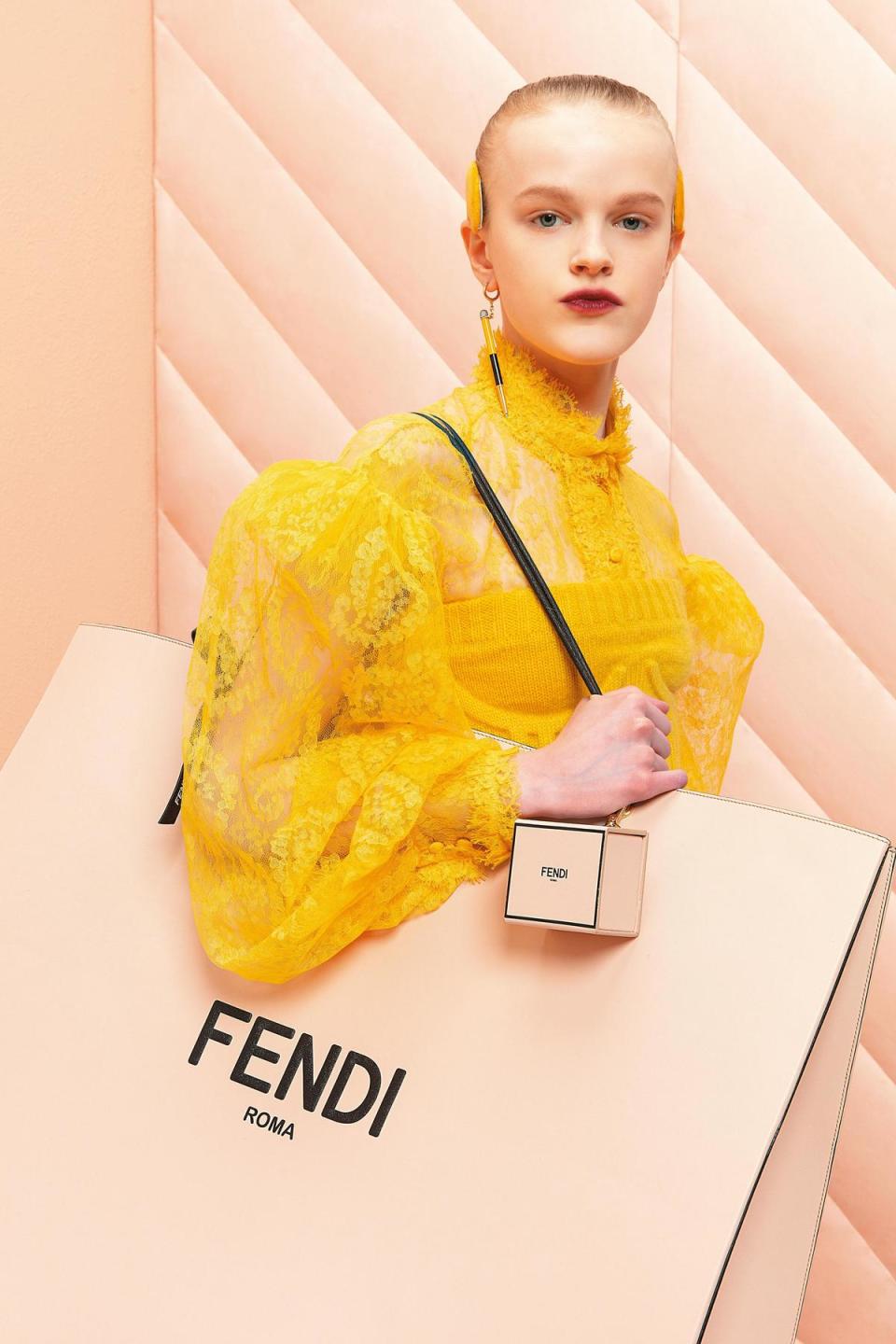 FENDI推出Packaging包款，以自家購物紙袋為靈感，男女皆適用。（FENDI提供）