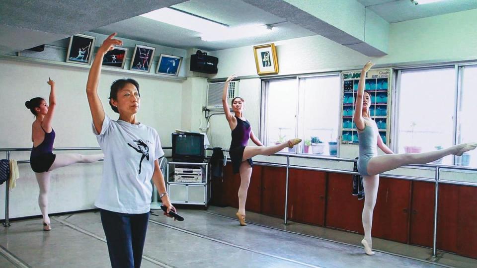 資深舞者李巧（左一）投入教育工作多年，為楊偉新的芭蕾舞知識打下根基。（好威映象提供）