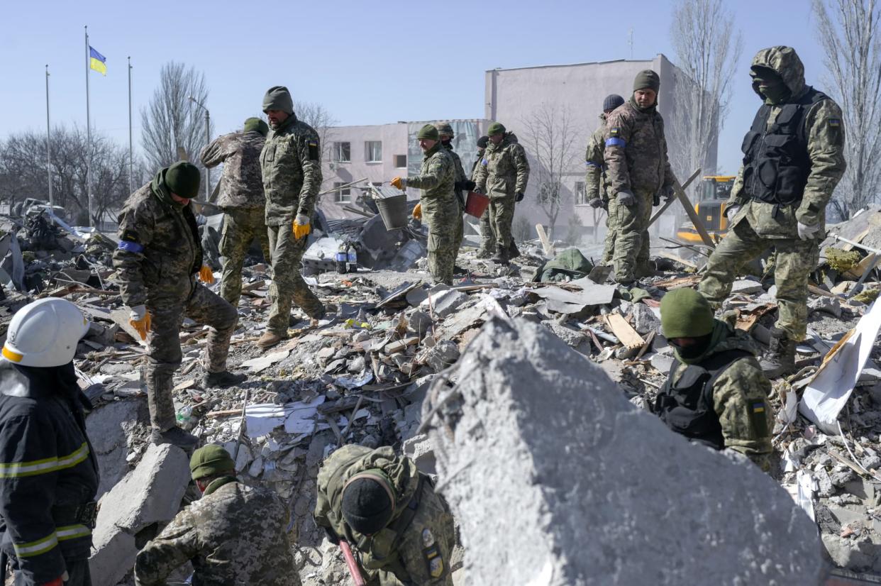 Des opérations de secours se poursuivaient, samedi 19 mars 2022, à Mykolaïv, après que des tirs de roquettes ont dévasté une caserne militaire. - Bulent Kilic - AFP