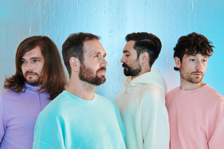 Bastille le imprime un sonido retrofuturista a su música