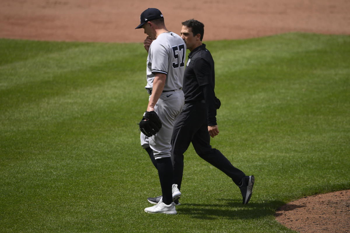 New York Yankees' Andy Pettitte tips his cap after being relieved