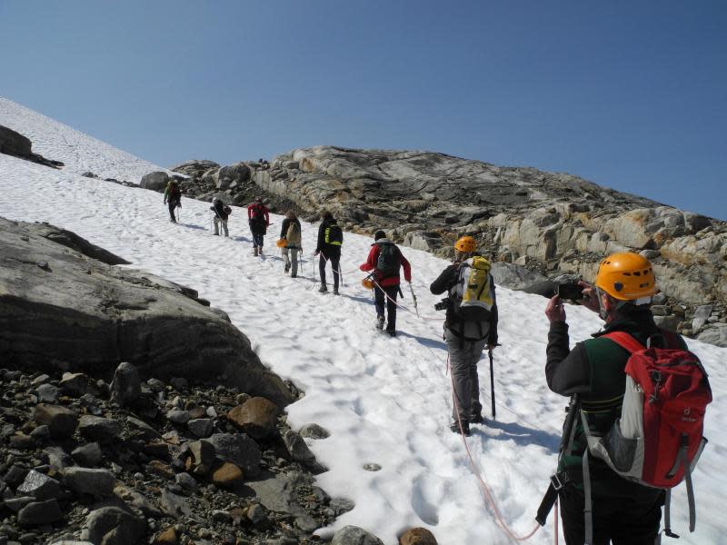 Bergstiefel, Steigeisen, Eispickel, Helm: Ausgestattet wie für eine Himalaya-Expedition geht es auf den Gletscher. Foto: Michael Zehender