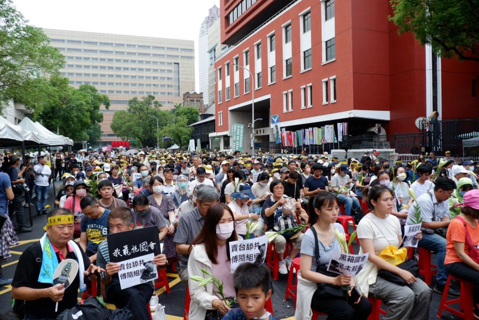 多個民團集結在立法院外，抗議院會續審國會改革法案，由於青島東路已擠滿，民眾改前往濟南路。陳祖傑攝