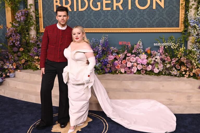 Luke Newton y Nicola Coughlan culminaron anoche en Nueva York la larga campaña de prensa global en la que presentaron la tercera temporada de Bridgerton, la más esperada por los fanáticos de la serie de Netflix