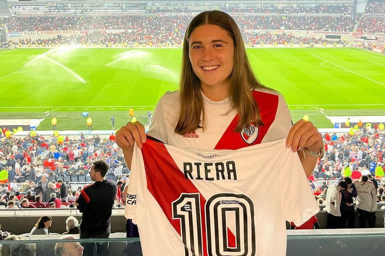 Julia Riera, fanática de River, suele ir al Monumental: el club le entregó una camiseta con su apellido luego de su gran torneo en Rabat