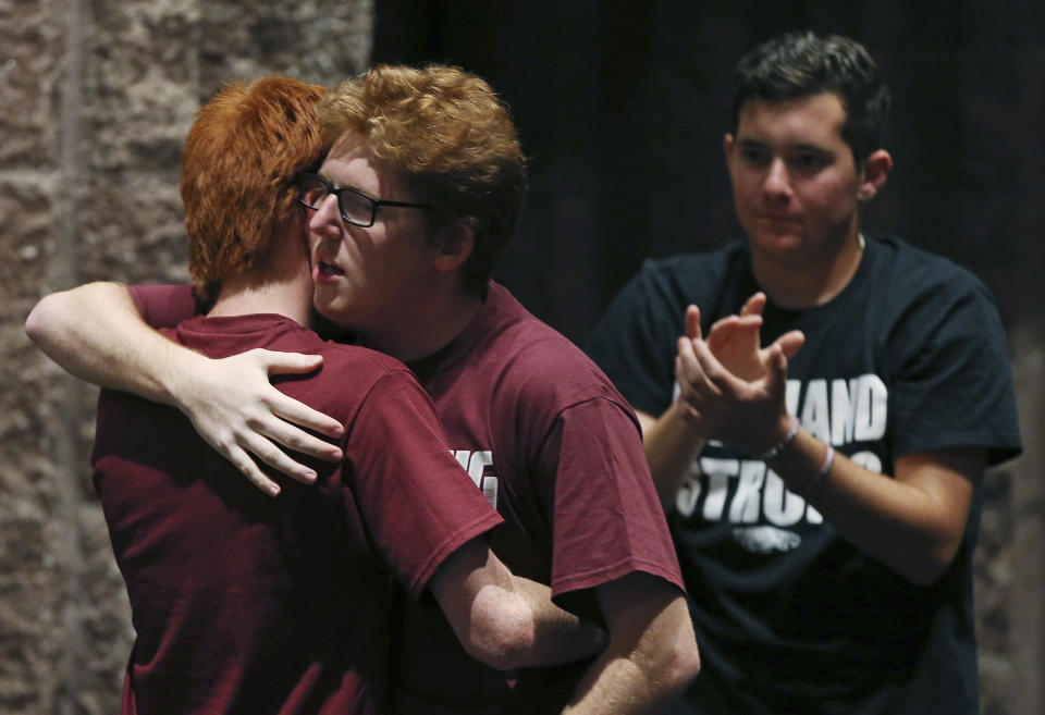 Jóvenes estudiantes sobrevivientes de la masacre en su escuela Stoneman Douglas High se abrazan durante una actividad en demanda de un mayor control de armas en EEUU. (AP)