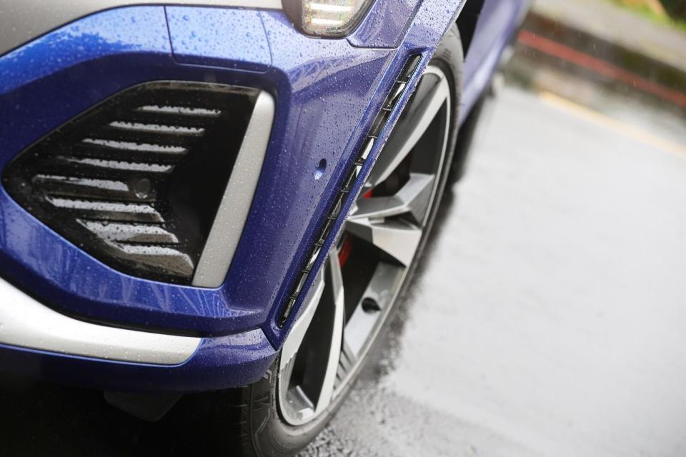 SQ8 Sportback e-tron採車身同色專屬外擴輪拱造型，並結合貫穿式氣簾進氣口設計。