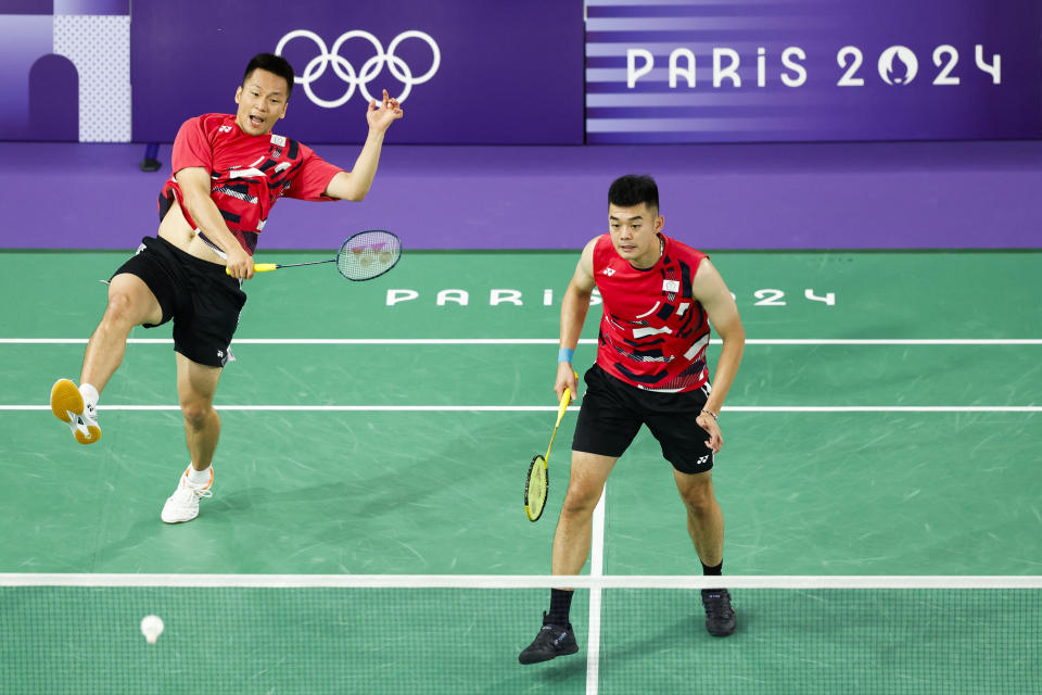 「麟洋配」李洋（圖左）與王齊麟拿下小組賽3連勝。 (Photo by Luis TATO / AFP) (Photo by LUIS TATO/AFP via Getty Images)