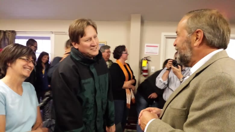 Tom Mulcair draws a crowd in Iqaluit