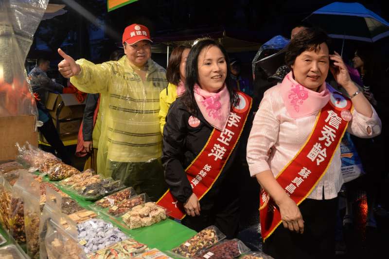 20181031-蘇貞昌夫人詹秀齡、余天夫人李亞萍板橋江寧市場掃街。（甘岱民攝）