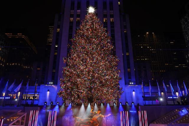 Rockin' around the Christmas tree: Rockefeller tree lit up