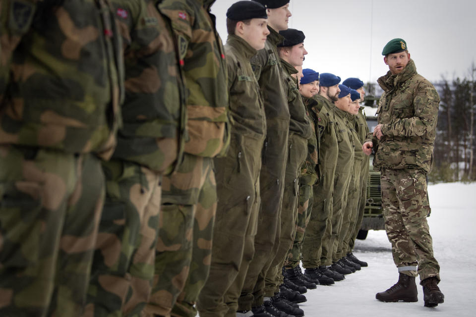 Speaking with some of the troops.&nbsp; (Photo: WPA Pool via Getty Images)