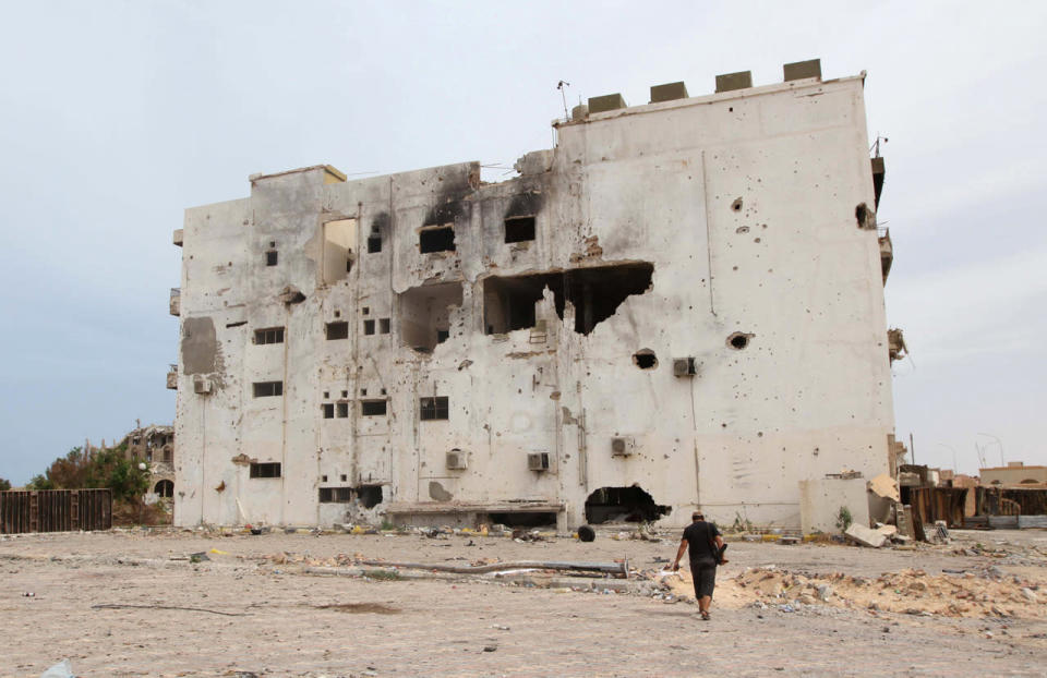 <p>A member of Libyan forces allied with the U.N.-backed government walks in front of a damaged building during a battle with Islamic State militants in Sirte, Libya Oct. 1, 2016. (Photo: Hani Amara/Reuters)</p>