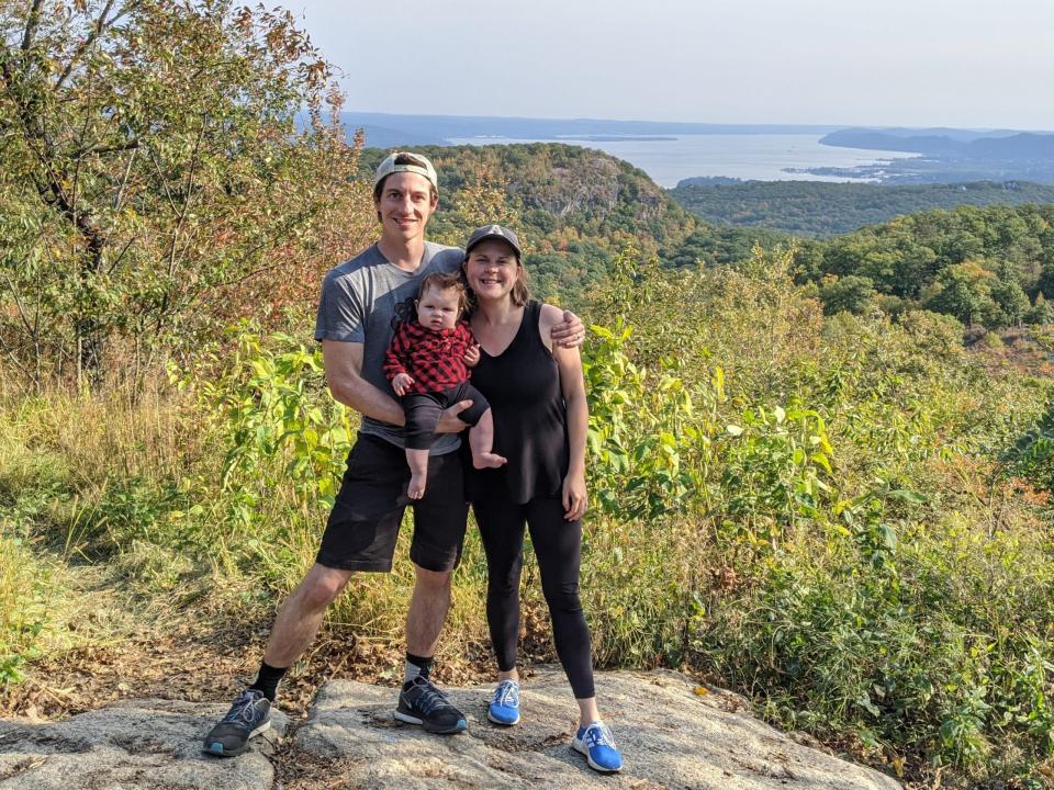 Katrina Donham mit ihrem Mann und ihrer älteren Tochter im Harriman State Park in der Nähe von New York City. - Copyright: Courtesy Katrina Donham