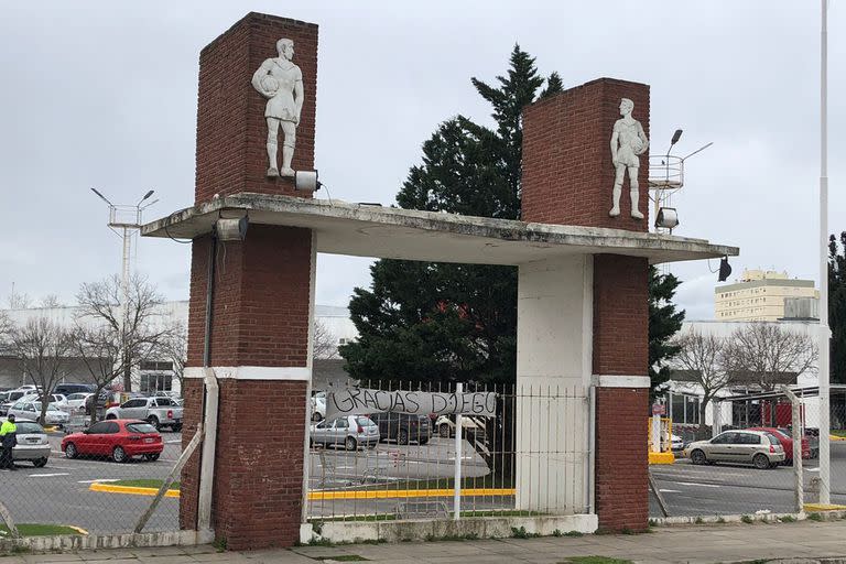 La vieja puerta de ingreso al estadio San Martín, de Mar del Plata; es lo único que permanece del escenario en que Maradona anotó sus primeros dos goles oficiales.