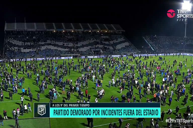 Los hinchas de Gimnasia, en el campo de juego para guarecerse de los gases lacrimógenos