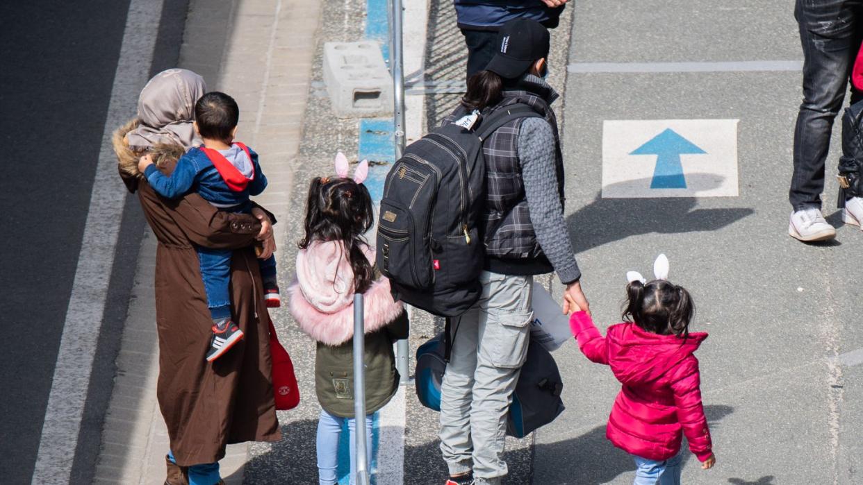 Flüchtlinge aus Griechenland nach der Landung auf dem Flughafen Hannover.