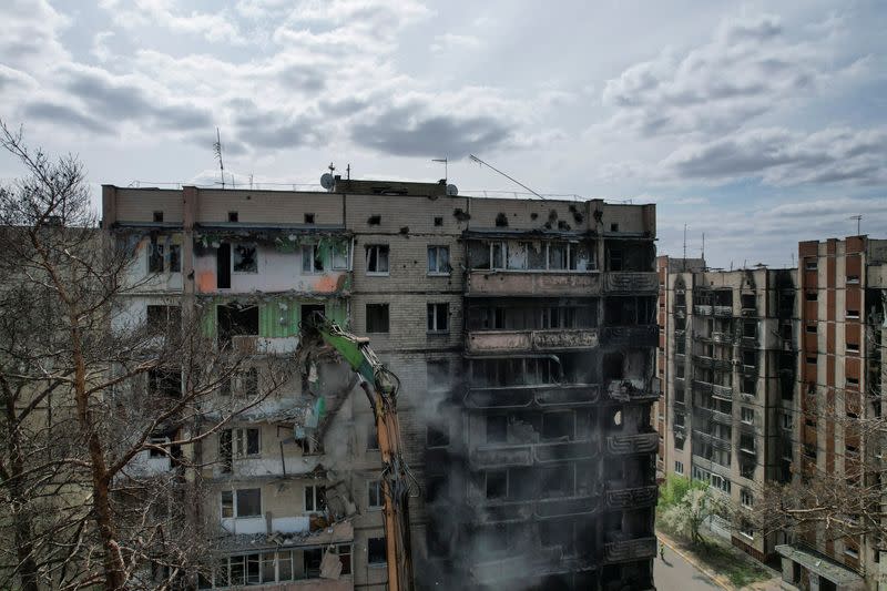 Demolition of heavily damaged residential building in Irpin