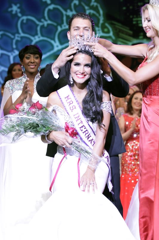 Mrs. International 2016, Priscilla Pruitt, was crowned by her husband, Sean, and Mrs. International 2015, Farabe Algor. (Photo: PRNewsFoto/International Pageants, Inc.)