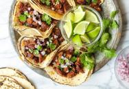 Les tacos sont une spécialité culinaire mexicaine composée d’une tortilla de maïs, traditionnellement repliée sur elle-même. Dans les recettes classiques, les tacos sont garnis de viande, d’oignons, de coriandre fraîche hachée, et d’une sauce au choix souvent à base de tomate. Comment on fait des tacos ?Les tacos mexicains sont très simples à réaliser. Pour préparer ces derniers, il suffit de glisser une garniture de son choix au cœur d’une tortilla et le tour est joué. Une fois garnis, il est également possible de les cuire au four, ou à la poêle pour un effet légèrement croustillant. Comment faire une tortilla ?Très populaire en Amérique centrale, la tortilla de maïs s’utilise pour de nombreuses spécialités culinaires de la région : tacos, fajitas, quesadillas, burritos, enchiladas ou encore wrap. Elle est réalisée à partir de farine de maïs, disponible en grande surface au rayon bio, ou dans la section produits du monde.Pour 8 tortillas, on utilise 100g de farine de maïs, 100g de farine de blé, 16 cl d’eau et 4 c. à soupe d’huile de tournesol. Grâce à sa saveur neutre, cette dernière ne modifiera pas le goût final de la recette, contrairement à la majorité des autres huiles qui peuvent néanmoins être utilisées.On commence par mélanger les deux farines avec un peu de sel. Ensuite, on porte à ébullition l’eau et l’huile avant de les ajouter aux farines. On mélange le tout, jusqu’à obtenir une pâte lisse et homogène. Laissez reposer 30 min sous un torchon. Une fois la pâte bien reposée, on la sépare en 8 boules, qu’on étale en fines galettes sur un plan de travail fariné. Si vous souhaitez obtenir des tortillas parfaitement rondes, il suffit de les découper avec un emporte-pièce, ou utiliser un couvercle ou une assiette en gabarit. Pour finir, on fait cuire nos galettes 1 min seulement de chaque côté, sur une poêle antiadhésive bien chaude et sans matière grasse.Quelle garniture pour mes tacos maison ?Du fait du goût assez neutre des tortillas, les tacos s’accommodent à un nombre illimité d’ingrédients. Bœuf, poulet, crevettes, poissons… tous les coups sont permis. On peut garnir nos galettes de maïs de guacamole, d’oignons et tomates ou de légumes farcis par exemple, en complément de la viande choisie. Rien n’interdit bien sûr, d’y faire fondre notre fromage favori pour un effet réconfortant lors de la dégustation. Pour une petite touche 100% mexicaine, on relève le tout d’un peu de tabasco, ou en insérant des morceaux de piment jalapenos. Si la plupart des tacos contiennent de la viande ou du poisson, il est tout à fait possible de les servir en version végétarienne, avec du chou-fleur, des champignons, ou même du tofu. Sans oublier d’agrémenter le tout de sauce, d’oignons, de tomates et de coriandre fraîche.Quelle sauce pour mes tacos ?Côté sauce, là encore les tacos permettent toutes sortes d’associations. On peut se diriger vers une salsa mexicaine à base de tomates fraîches, ou le mythique guacamole à l’avocat. Rien n’empêche d’utiliser des sauces toutes faites achetées en grande surface comme la sauce chipotle à la purée de piments, ou d’y glisser un peu de mayonnaise maison. Les sauces au yaourt, quant à elles, permettent d’adoucir le côté épicé, parfois un peu trop fort, de vos tacos.Et pour ne plus jamais manquer d’inspiration, voici 16 recettes de tacos qui donnent l’eau à la bouche.