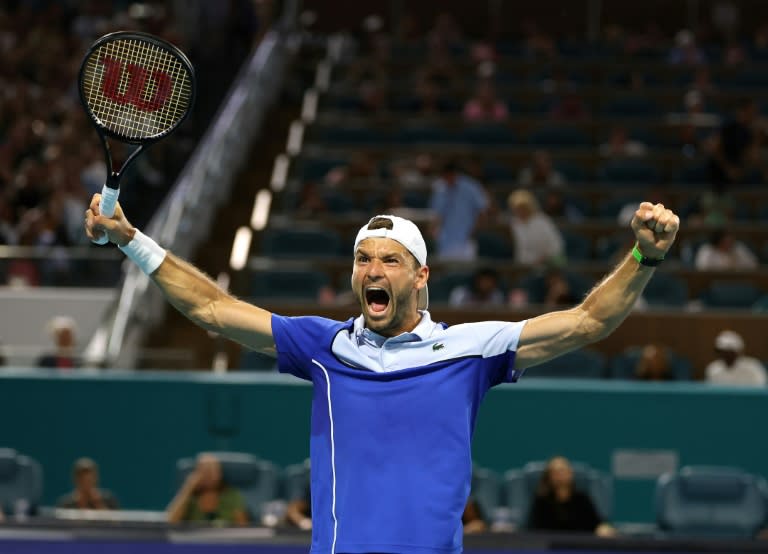 Le Bulgare Gregor Dimitrov célèbre sa victoire face à l'Espagnol Carlos Alcaraz, en quart de finale du Masters 1000 de Miami, le 28 mars 2024 (AL BELLO)