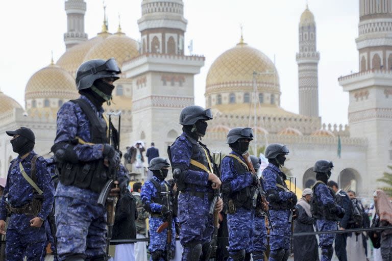 Miembros de las fuerzas de seguridad hutíes hacen guardia durante una manifestación antiisraelí y antiestadounidense en Saná, la capital controlada por los hutíes, el 19 de enero de 2024, en protesta por la designación estadounidense de los rebeldes hutíes de Yemen como 