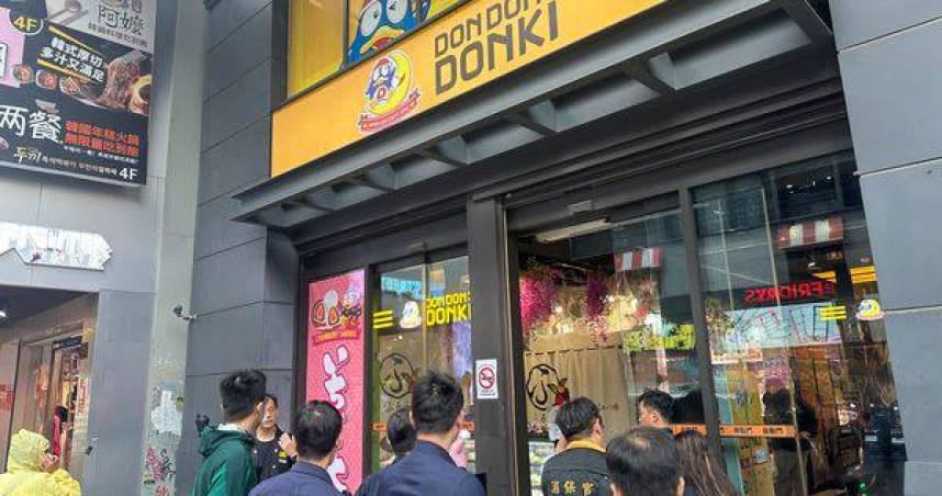 日本知名百貨唐吉訶德西門店疑似「藏籤」，台北市政府消保官今至爭議門市稽查。（圖／法務局提供）