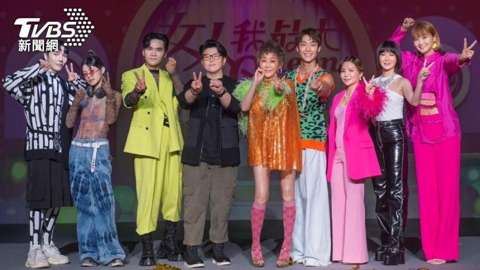 TVBS《女人我最大》今日舉辦20週年記者會，達人老師Ryan（左起）、邱美寧、Kevin、娛樂事業部副總監趙君璐、藍心湄、卞慶華、柳燕、游絲棋以及小筠共同合影。（圖／TVBS）