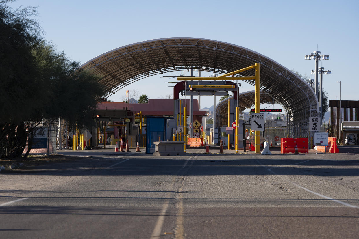 El paso fronterizo cerrado en la frontera con México, en Lukeville, Arizona, el 8 de diciembre de 2023. (Rebecca Noble/The New York Times)
