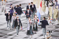 <p>Women wearing long metallic windbreakers and drab green ankle length TULLE skirts!?!?</p> 