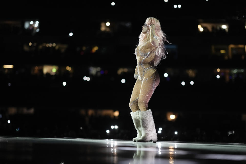 Karol G durante un concierto de su gira "Mañana será bonito" en el Estadio Azteca de la Ciudad de México el jueves 8 de febrero de 2024. (Foto AP/Eduardo Verdugo)