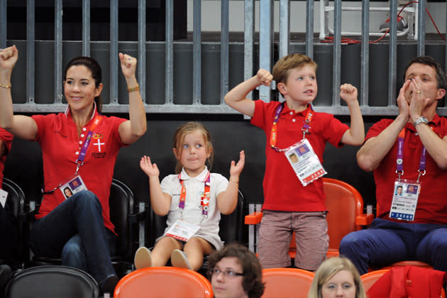 Mit ihren Eltern Prinzessin Mary und Prinz Frederik von Dänemark feuerten sie auf der Tribüne die dänischen Handballspieler an, die sich im Halbfinale Schweden geschlagen geben mussten. (Bild: action press)