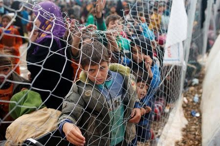 Displaced Iraqis who had fled their homes wait to enter at Hammam al-Alil camp south of Mosul, Iraq April 3, 2017. REUTERS/Suhaib Salem