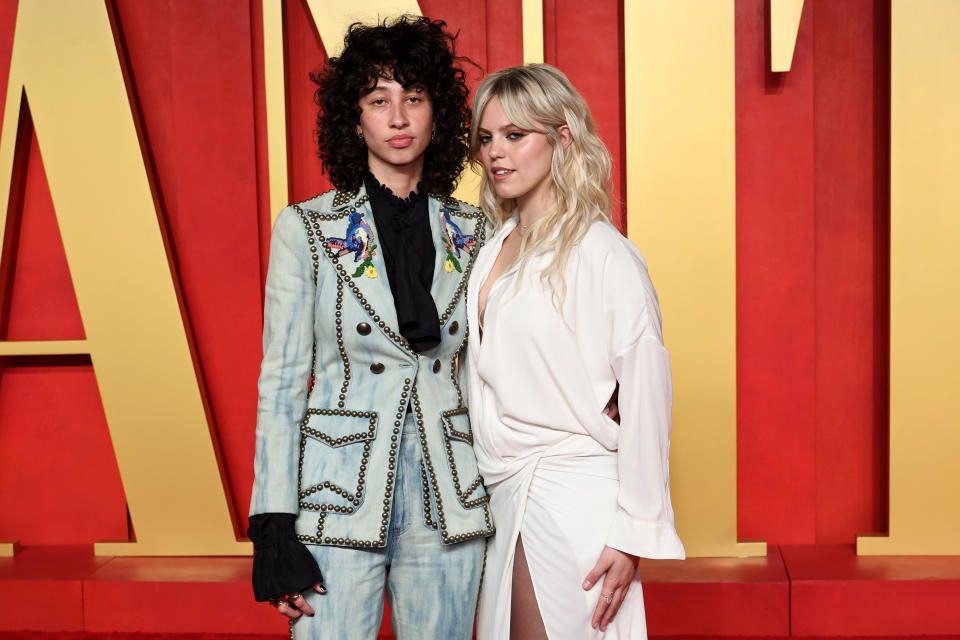 Towa Bird y Reneé Rapp en la fiesta de Vanity Fair, 2024, Beverly Hills, California. (Photo by Jamie McCarthy/WireImage)