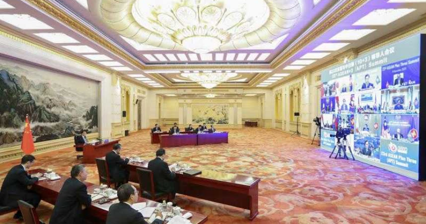 由越南主持的東協系列峰會透過視訊會議方式召開，大陸國務院總理李克強14日在北京人民大會堂出席了會議。（圖／中新社）