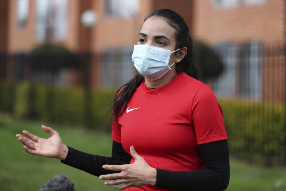 Con mascarilla, la futbolista venezolana María Alejandra Peraza, quien jugó la campaña anterior con Millonarios de Colombia, habla durante una entrevista el jueves 21 de mayo de 2020 (AP Foto/Fernando Vergara)