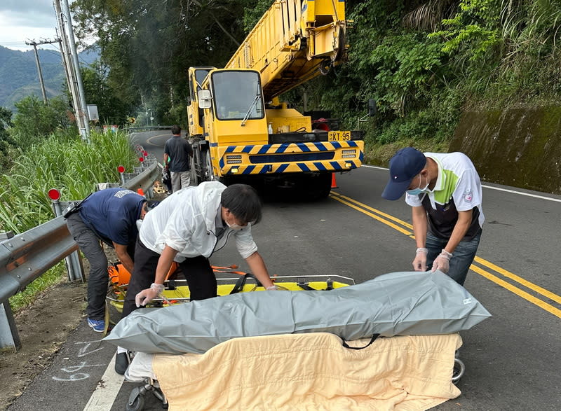 阿里山公路墜谷男子尋獲  遺體吊出 阿里山公路68.8公里處日前發生民眾墜谷事件，警消 歷經多日搜索，終在300公尺深的谷底發現墜谷男子 遺體，25日出動大型吊車將遺體自谷底吊出。 （民眾提供） 中央社記者蔡智明傳真  113年5月25日 