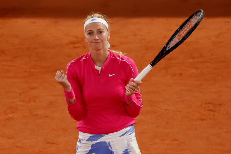 Foto del lunes de la checa Petra Kvitova celebrando su victoria ante la china Zhang Shuai por los octavos de final del Abierto de Francia