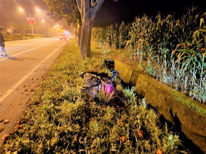 花蓮縣壽豐鄉台11丙線溪口路段11日凌晨有民眾發現車尾燈仍亮著的路倒機車，下車查看，驚見男子倒臥水溝內，警消到場救起已無呼吸心跳男子，送醫仍宣告不治。（中央社／民眾提供）
