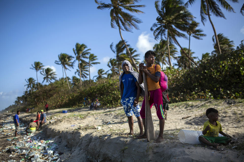 En esta fotografía del 10 de febrero de 2018 buzos misquitos esperan para subir a un barco para un viaje de pesca de dos semanas en Krata, Honduras. Miles de hombres han hecho de la pesca por buceo su forma de vida en la Mosquitia, una región de Honduras y Nicaragua enclavada en la costa del Caribe. (AP Foto/Rodrigo Abd)