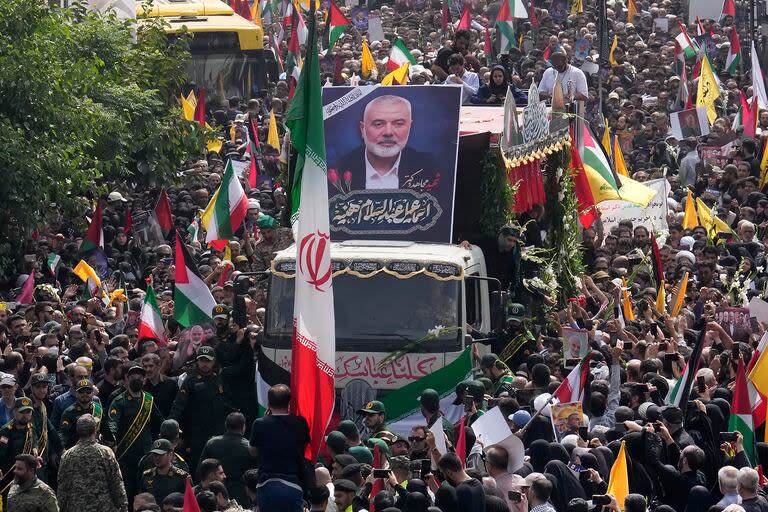 Iraníes llevan los ataúdes del dirigente político de Hamas, Ismail Haniyeh, y su guardaespaldas, que fueron asesinados en un ataque que ha sido atribuido a Israel