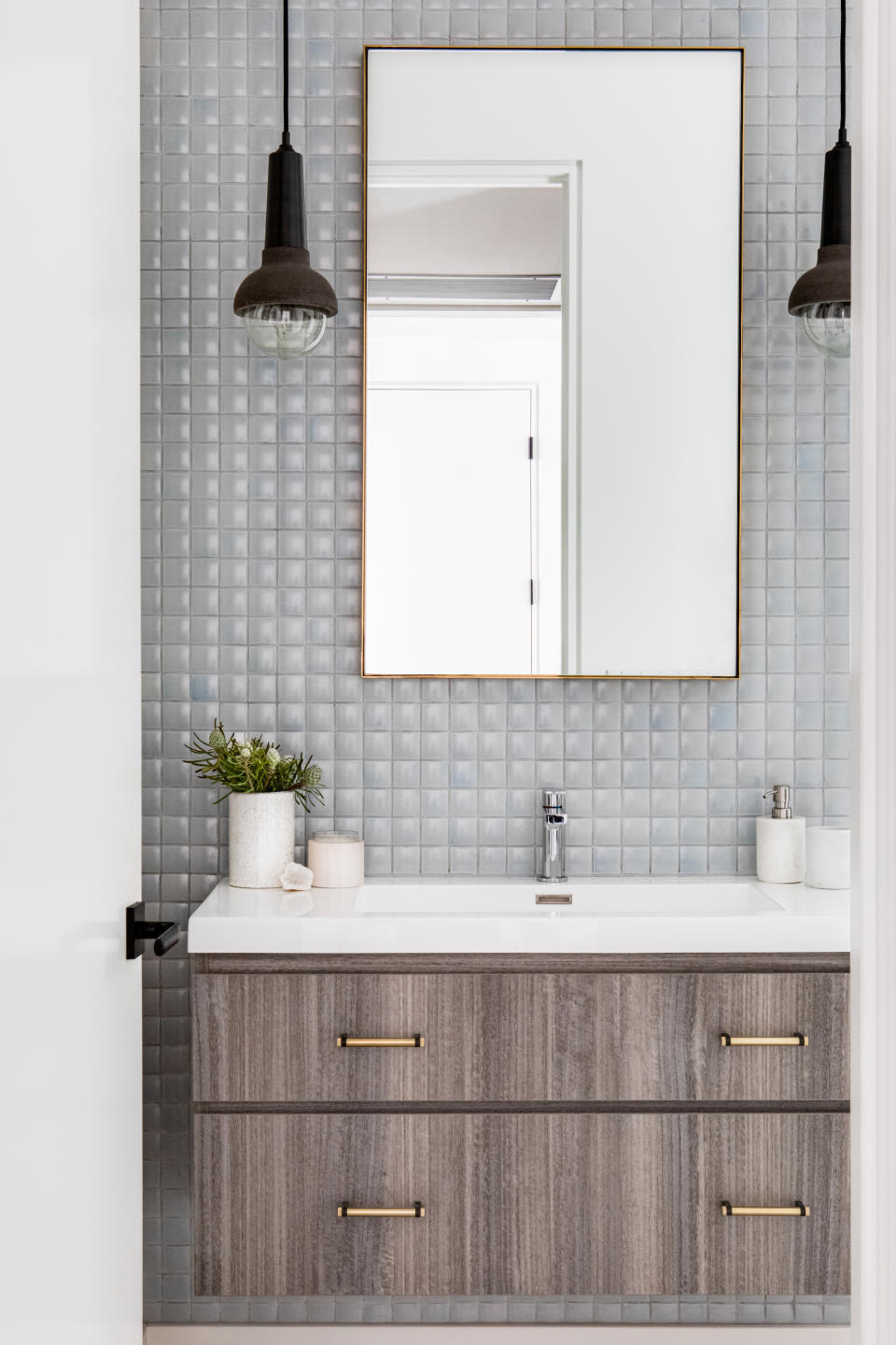 4. Go square for a sleek contemporary bathroom