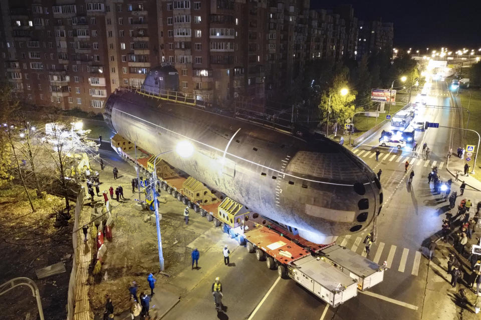 La proa del submarino soviético K-3 Leninsky Komsomol es transportada en una plataforma a lo largo de una calle desde el muelle hasta un museo, donde será ensamblada con la popa, el 12 de octubre de 2022, en la ciudad de Kronstadt, en las afueras de San Petersburgo, Rusia. El K-3 Leninsky Komsomol, construido en 1957, fue el primer submarino nuclear de la Unión Soviética. (AP Foto/Dmitri Lovetsky)