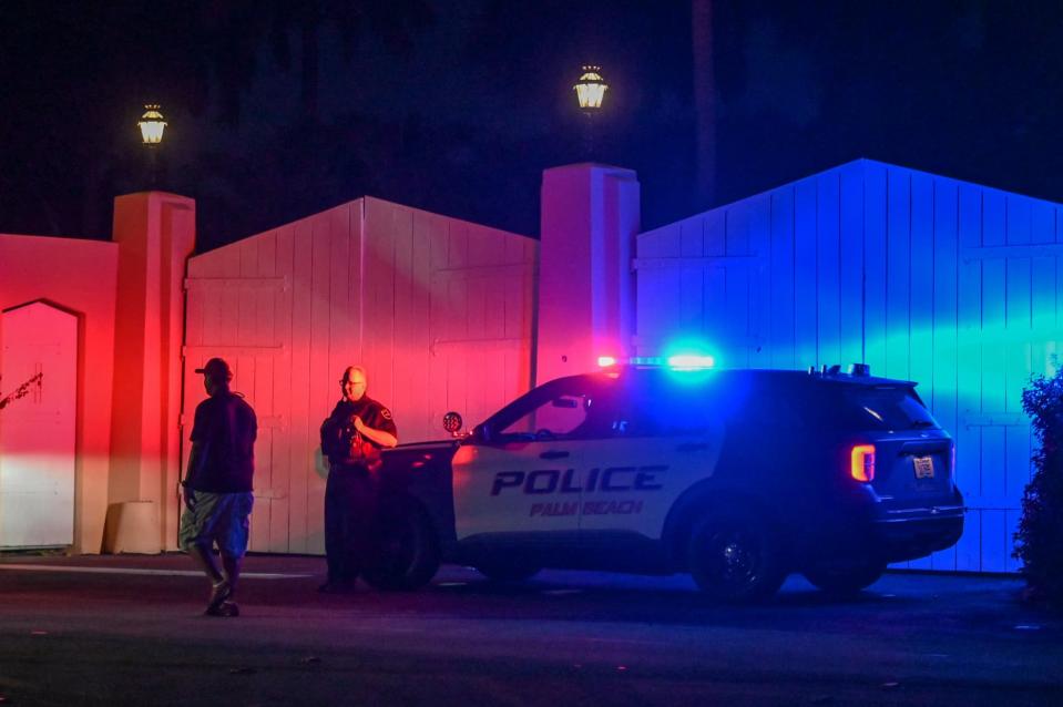 Une voiture de police devant la résidence de l'ancien président américain Donald Trump à Mar-A-Lago, à Palm Beach, en Floride, le 8 août 2022.  - Giorgio VIERA / AFP