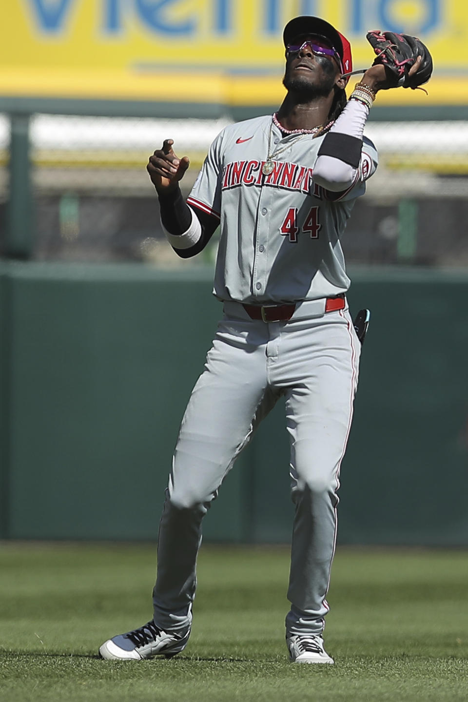 Cincinnati Reds' Elly De La Cruz makes a catch for an out during the sixth inning of a baseball game against the Chicago White Sox, Saturday, April 13, 2024, in Chicago. (AP Photo/Melissa Tamez)