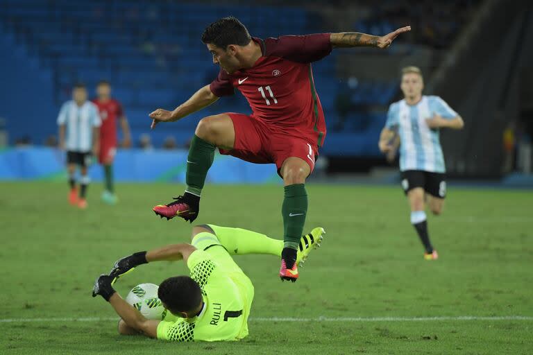 Gerónimo Rulli, en una atajada en los Juegos de Río de Janeiro 2016; entra en la lista por la negativa de Aston Villa por Dibu Martínez