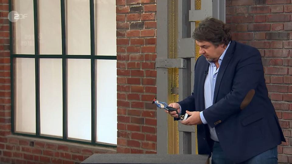 Für 350 Euro bekam Daniel Meyer die barbusige Dame, die im Zweiten Weltkrieg drei Bombenangriffe unbeschadet überstanden hatte. (Bild: ZDF)