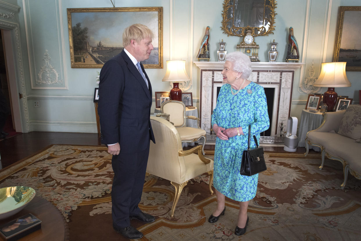 Die Queen begrüßt den frisch gewählten Chef der Konservativen Partei, Boris Johnson, bei einer Audienz im Buckingham Palace, London. [Foto: PA]