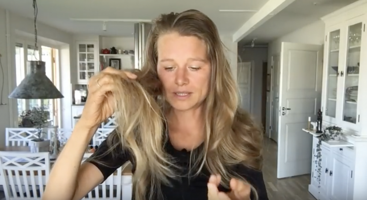 “Ich würde gerne einfach wieder meine Haare offen tragen”, Maria wäscht wieder. Foto: Screenshot Youtube/ More Rawfood