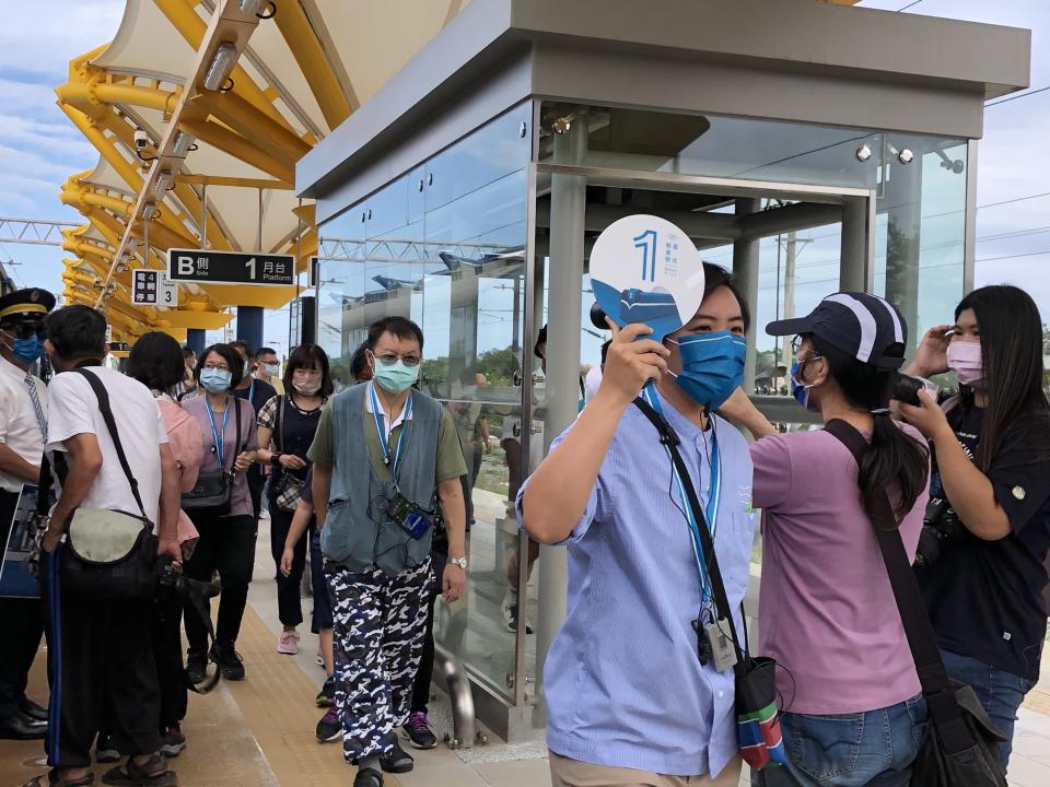 「藍皮解憂號」觀光列車首發團吸引許多民眾乘坐